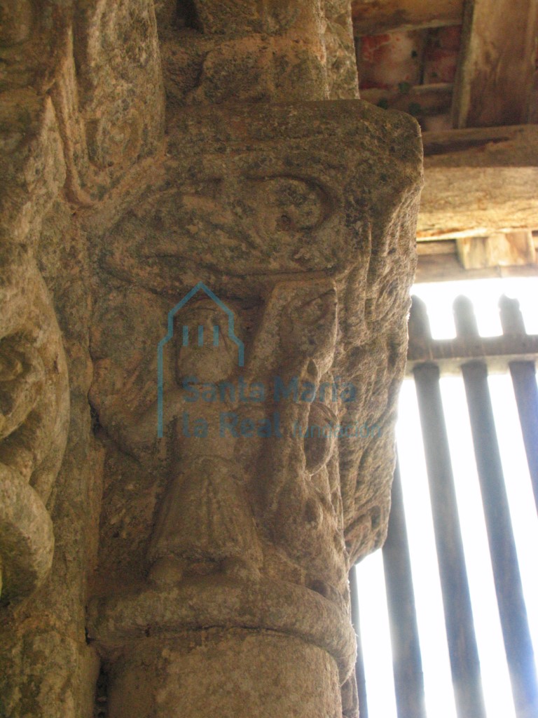 Capitel del lado derecho de la portada occidental