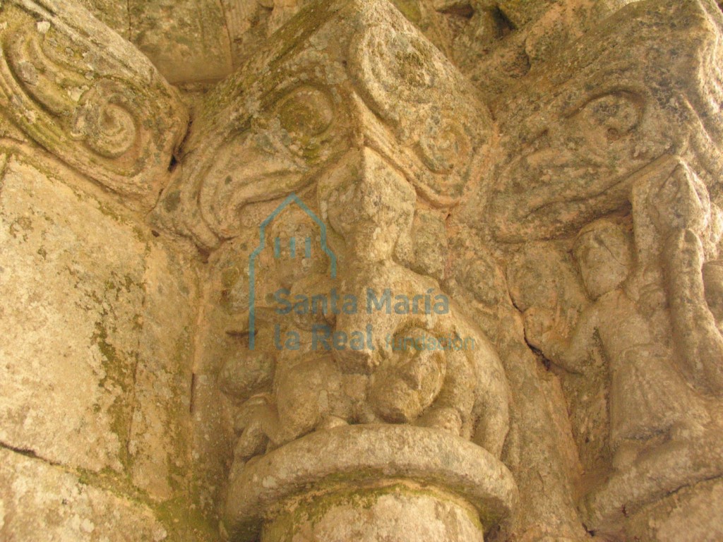 Capiteles del lado derecho de la portada occidental