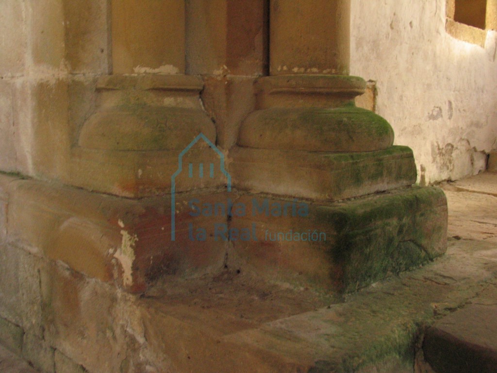 Basas de las columnas del lado izquierdo del arco triunfal