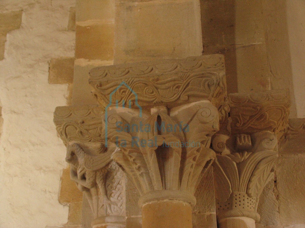 Capiteles del lado izquierdo del arco triunfal