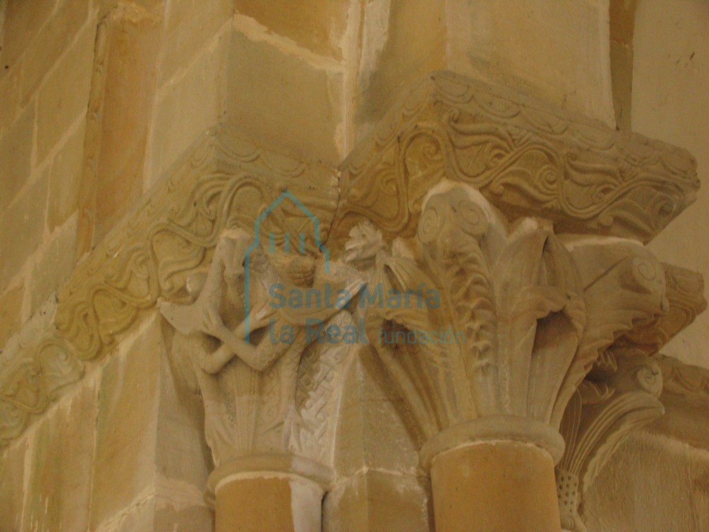 Capiteles del lado izquierdo del arco triunfal