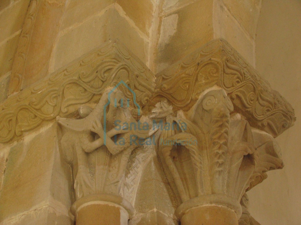 Capiteles del lado izquierdo del arco triunfal