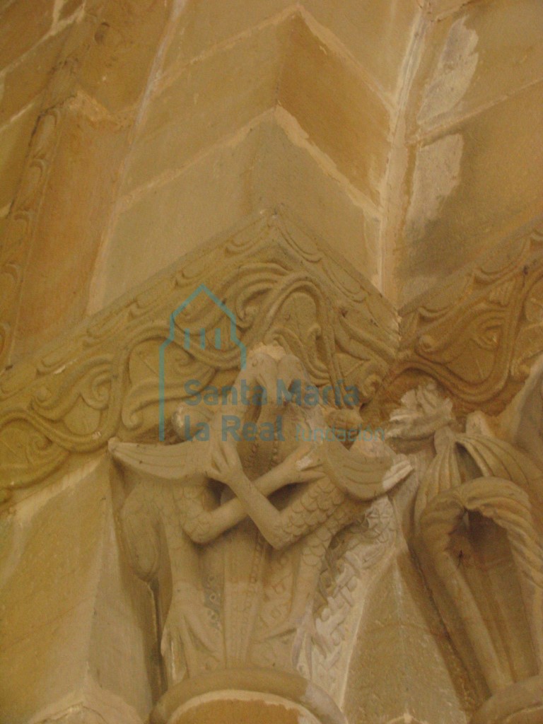 Capitel del lado izquierdo del arco triunfal