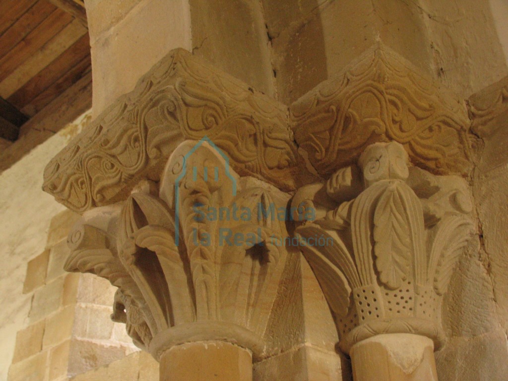 Capiteles del lado izquierdo del arco triunfal