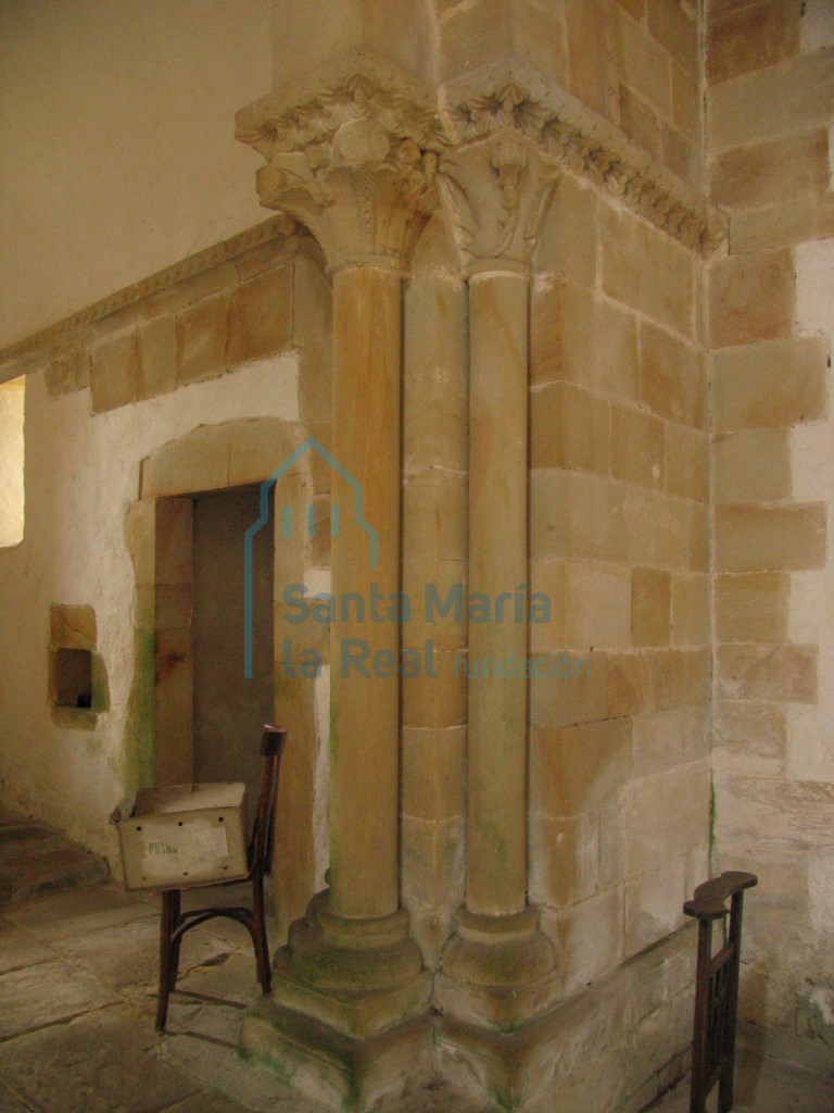 Columnas del lado derecho del arco triunfal