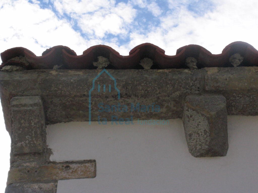 Detalle de los canecillos del alero norte de la nave