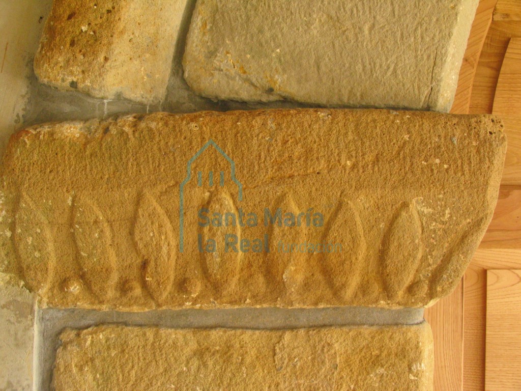 Detalle de la imposta izquierda de la portada occidental