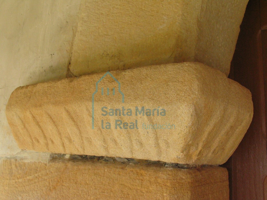 Detalle de las impostas de la portada meridional