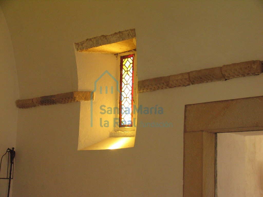 Detalle de la imposta que recorre el interior de la cabecera