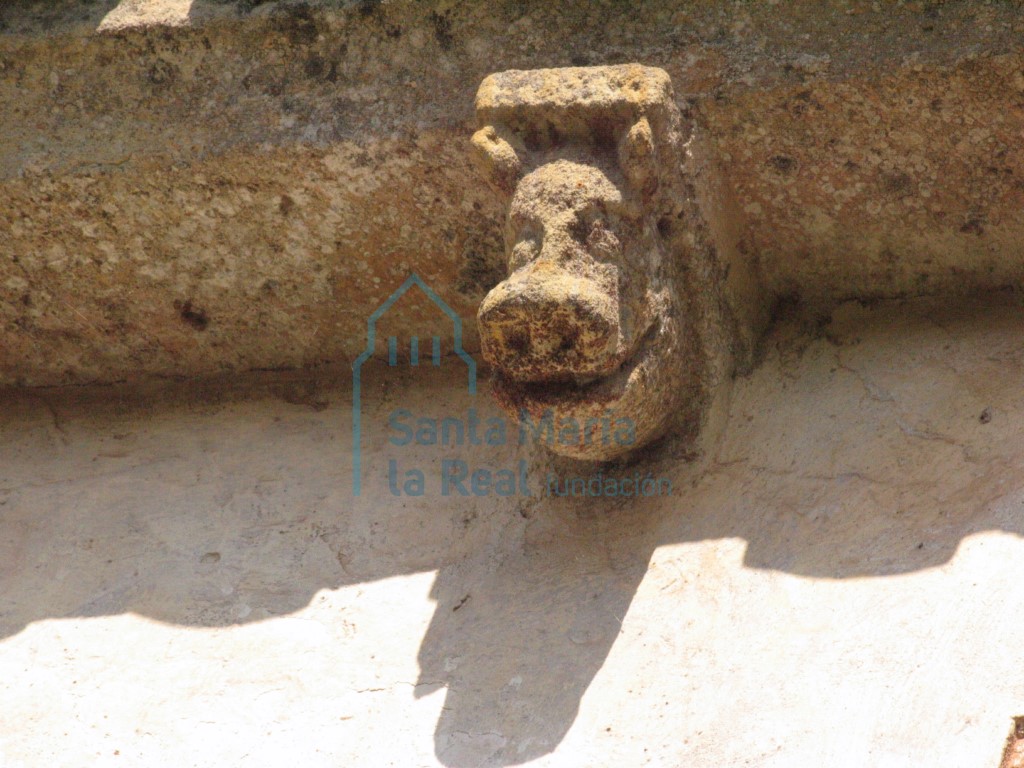 Detalle del canecillo de alero sur de la cabecera