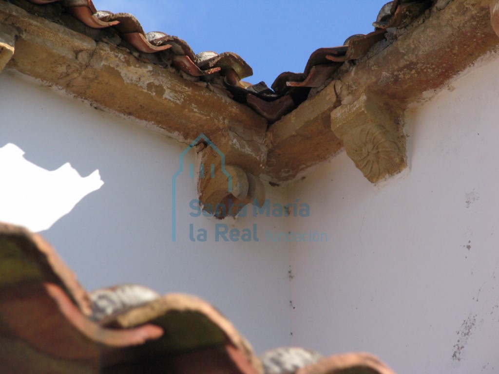 Alero sur de la nave. Detalles de canecillos