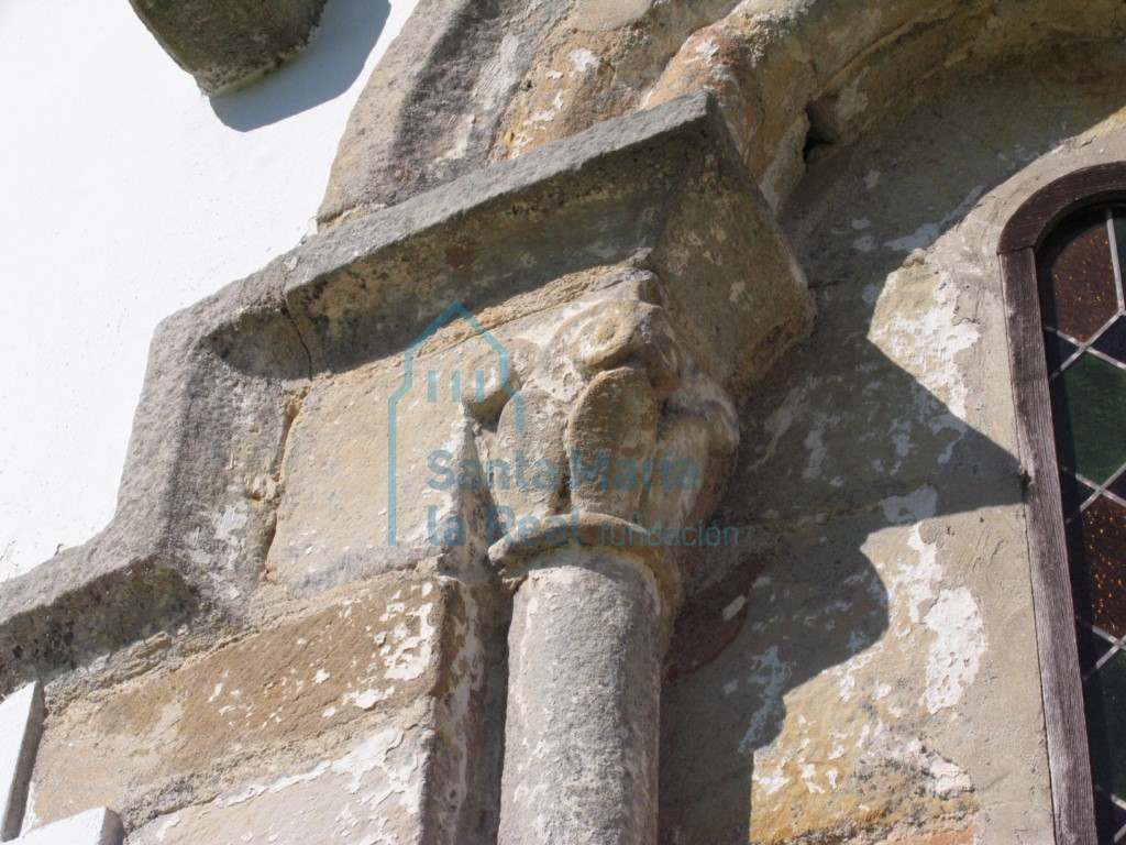 Ventana del ábside. Capitel derecho