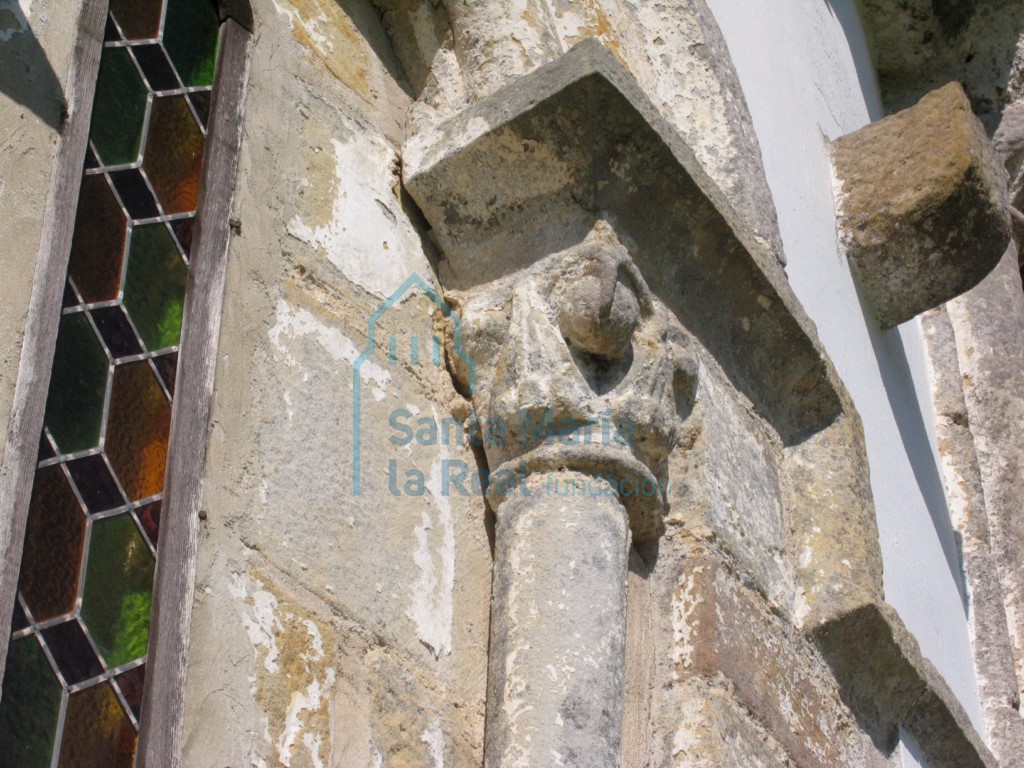 Ventana del ábside. Capitel izquierdo