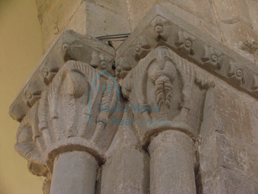 Arco triunfal. Capiteles del lado sur Arco triunfal. Capiteles del lado sur