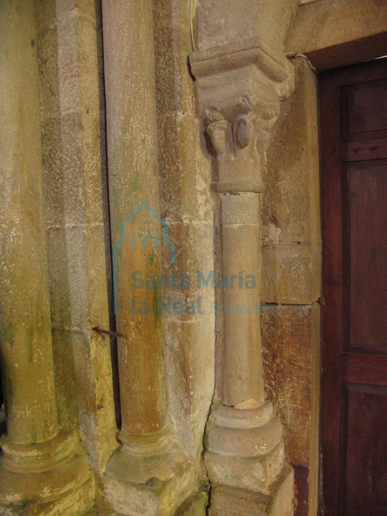 Columnilla y capitel de la arquería presbiterial, lado sur