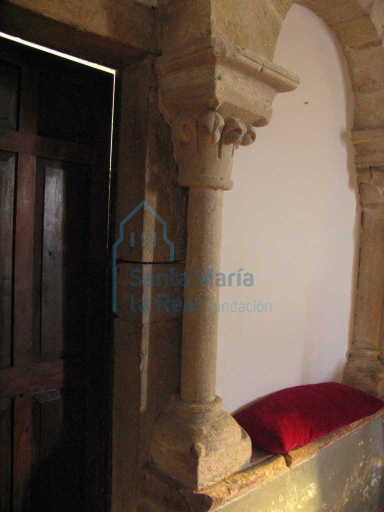 Columnilla y capitel de la arquería presbiterial, lado sur Columnilla y capitel de la arquería presbiterial, lado sur