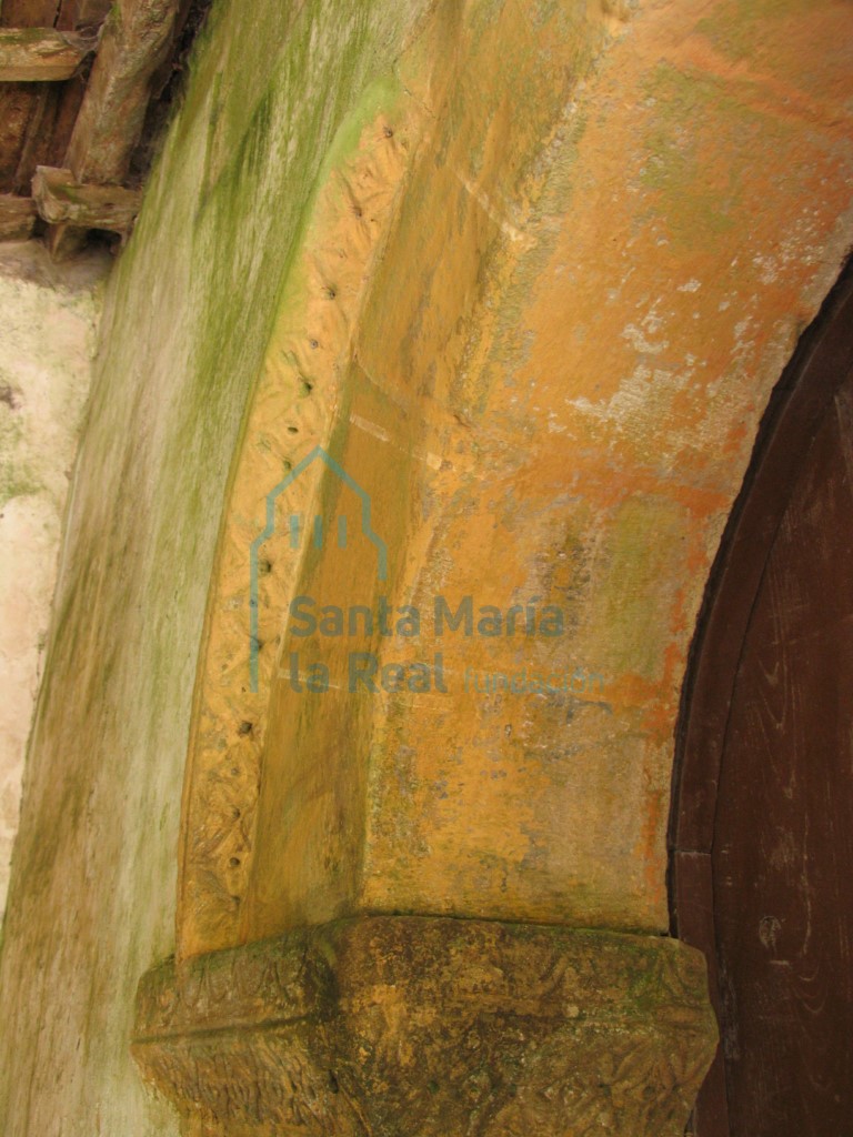 Detalle de la rosca en la portada occidental