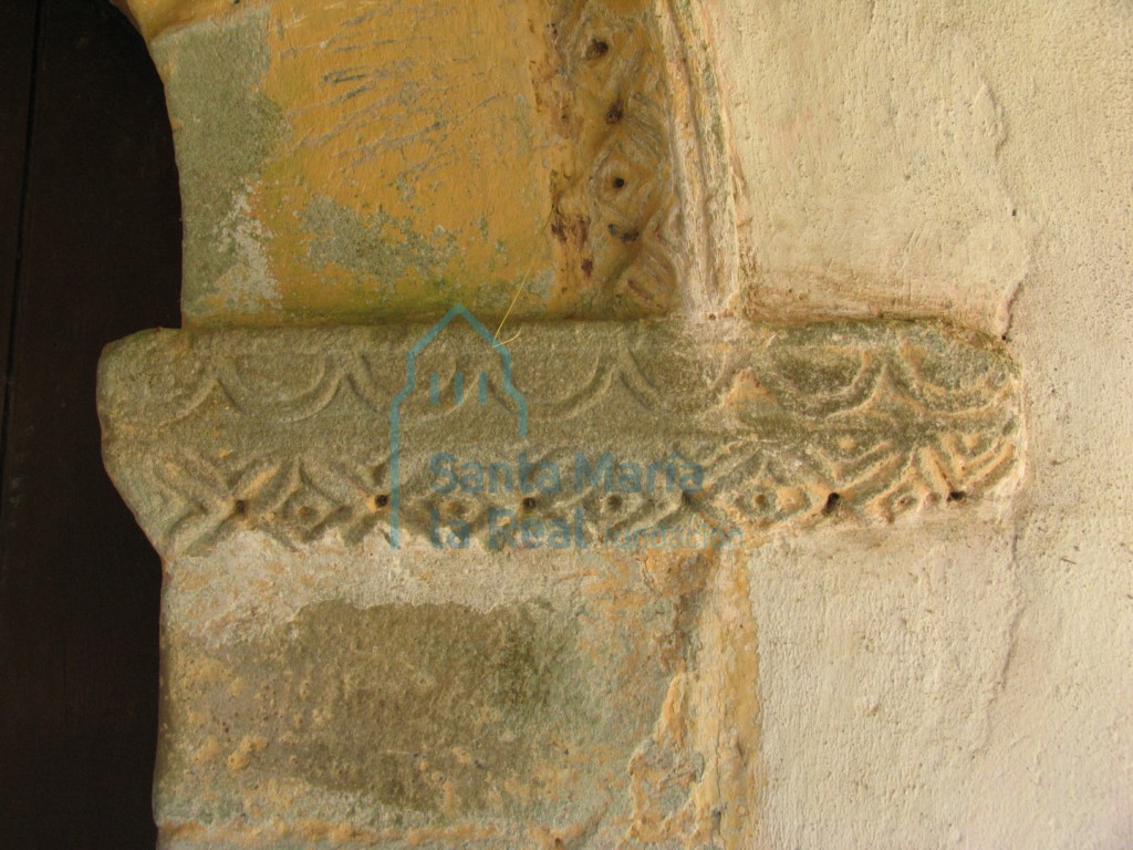 Detalle de la imposta sur de la portada occidental