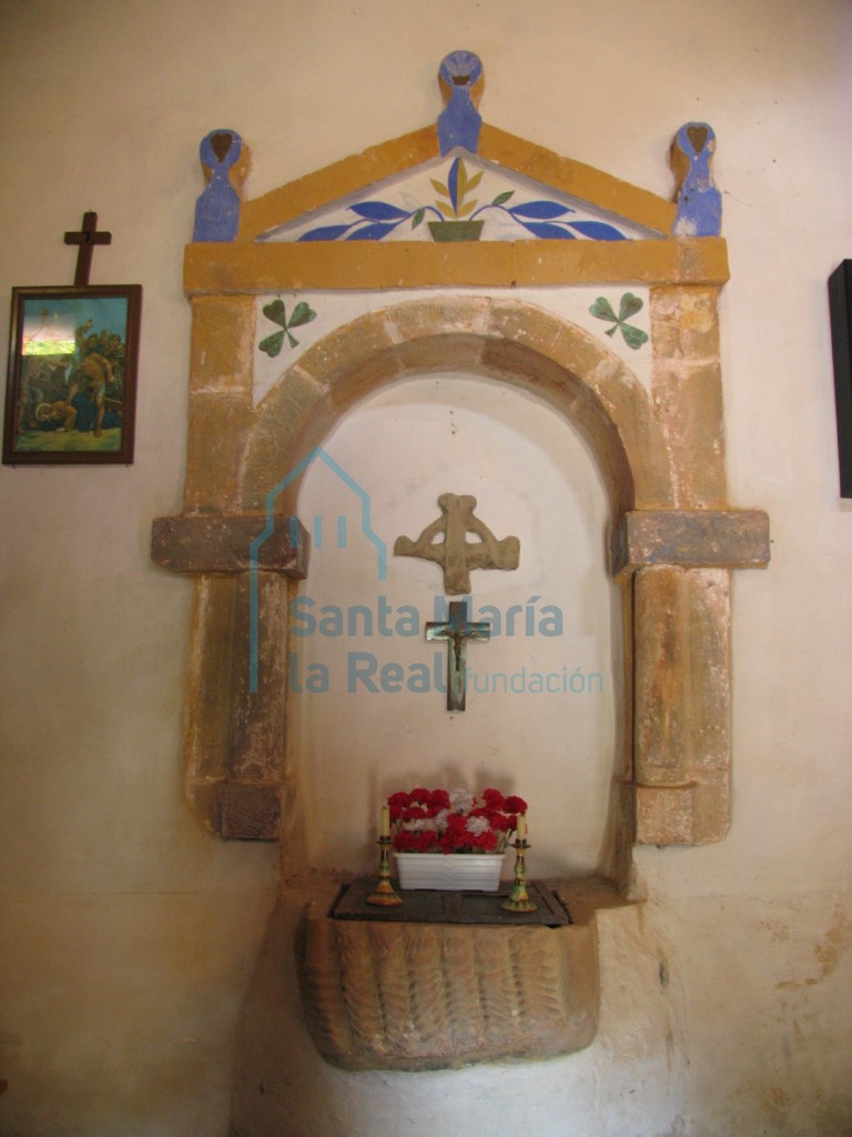 Pila bautismal prerrománica, reaprovechada en un tabernáculo moderno