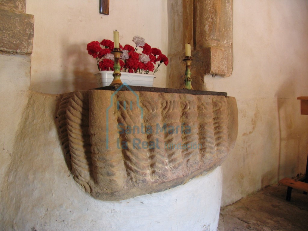 Pila bautismal prerrománica, reaprovechada en un tabernáculo moderno