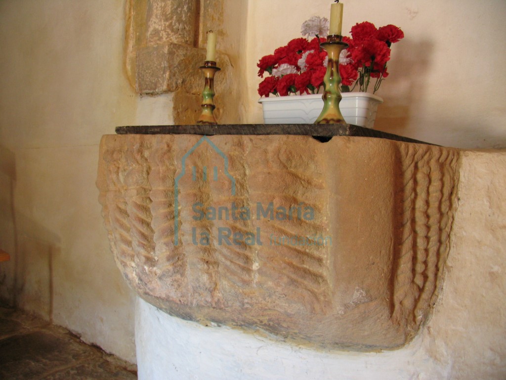 Pila bautismal prerrománica, reaprovechada en un tabernáculo moderno