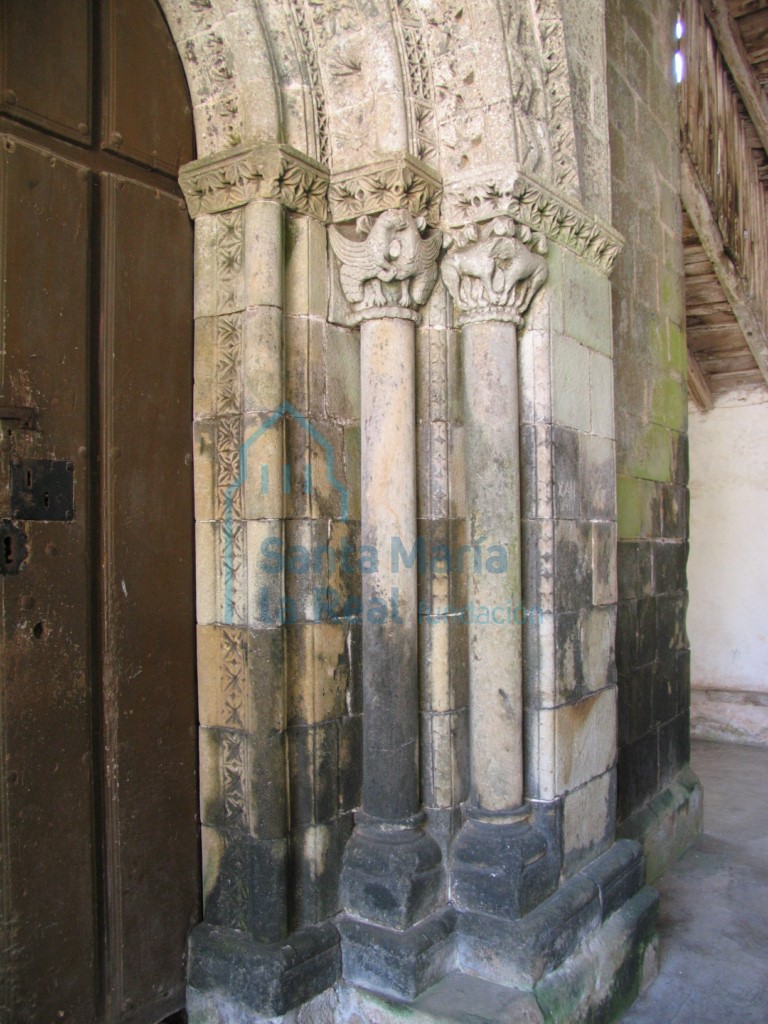 Columnas del lado derecho de la portada occidental