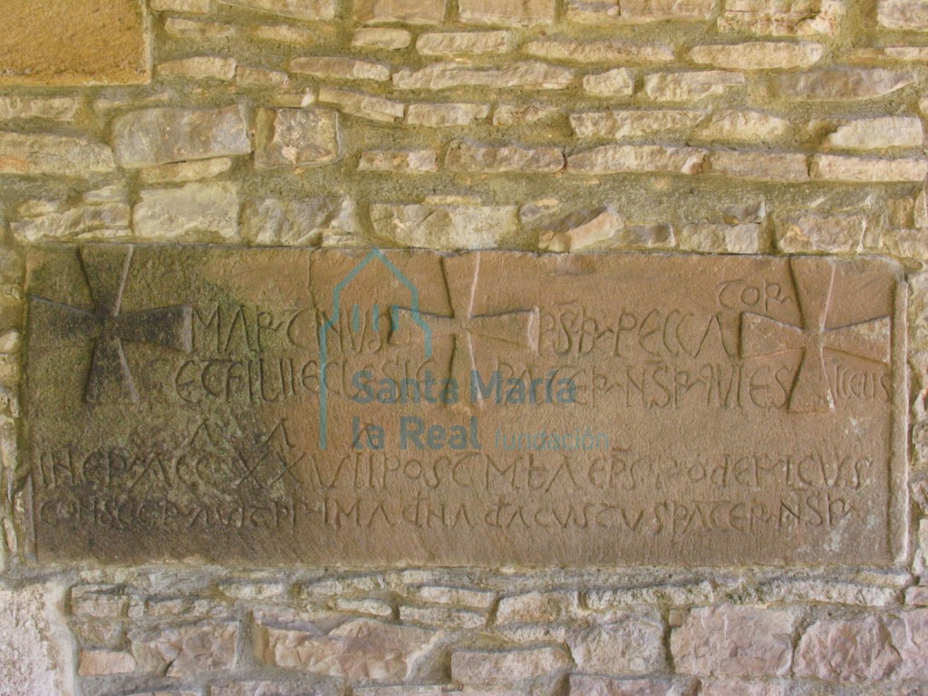 Inscripción incrustada en el muro sur