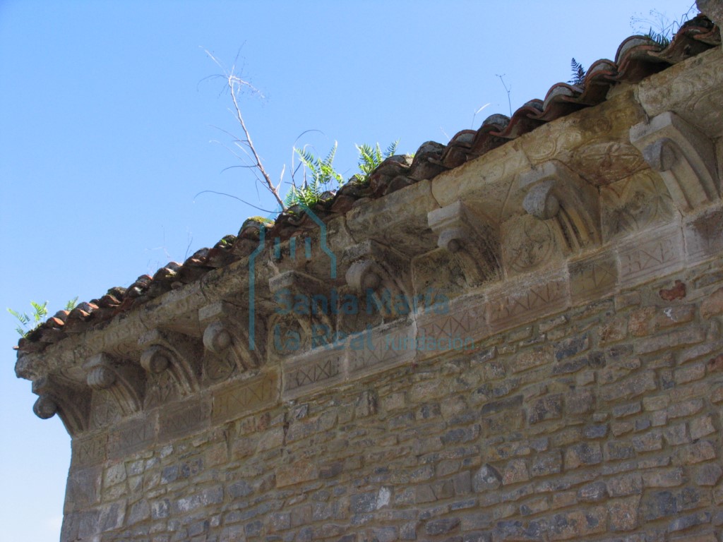 Canecillos del alero norte de la cabecera