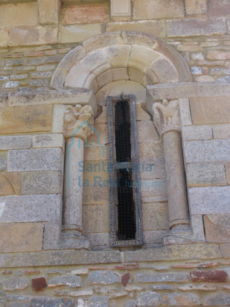 Ventana del muro norte de la nave