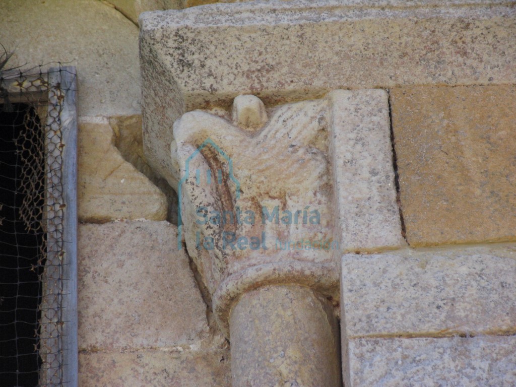 Capitel de la ventana del muro norte de la nave