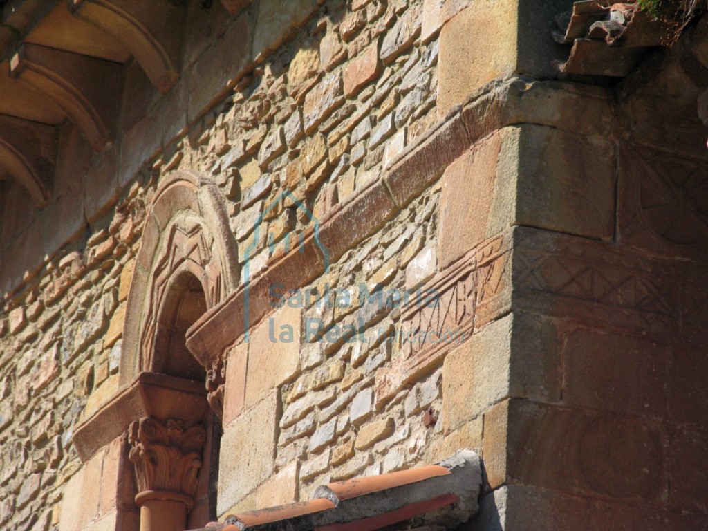 Ventana del muro sur de la nave