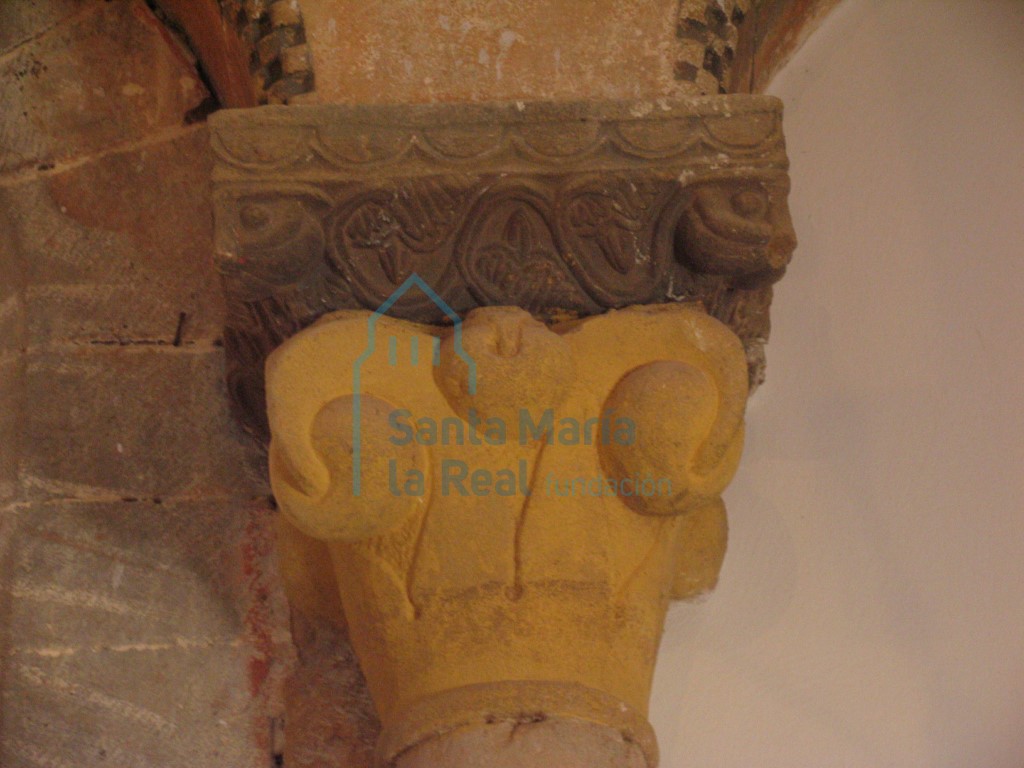 Capitel de la arquería central del interior de la cabecera Capitel de la arquería central del interior de la cabecera