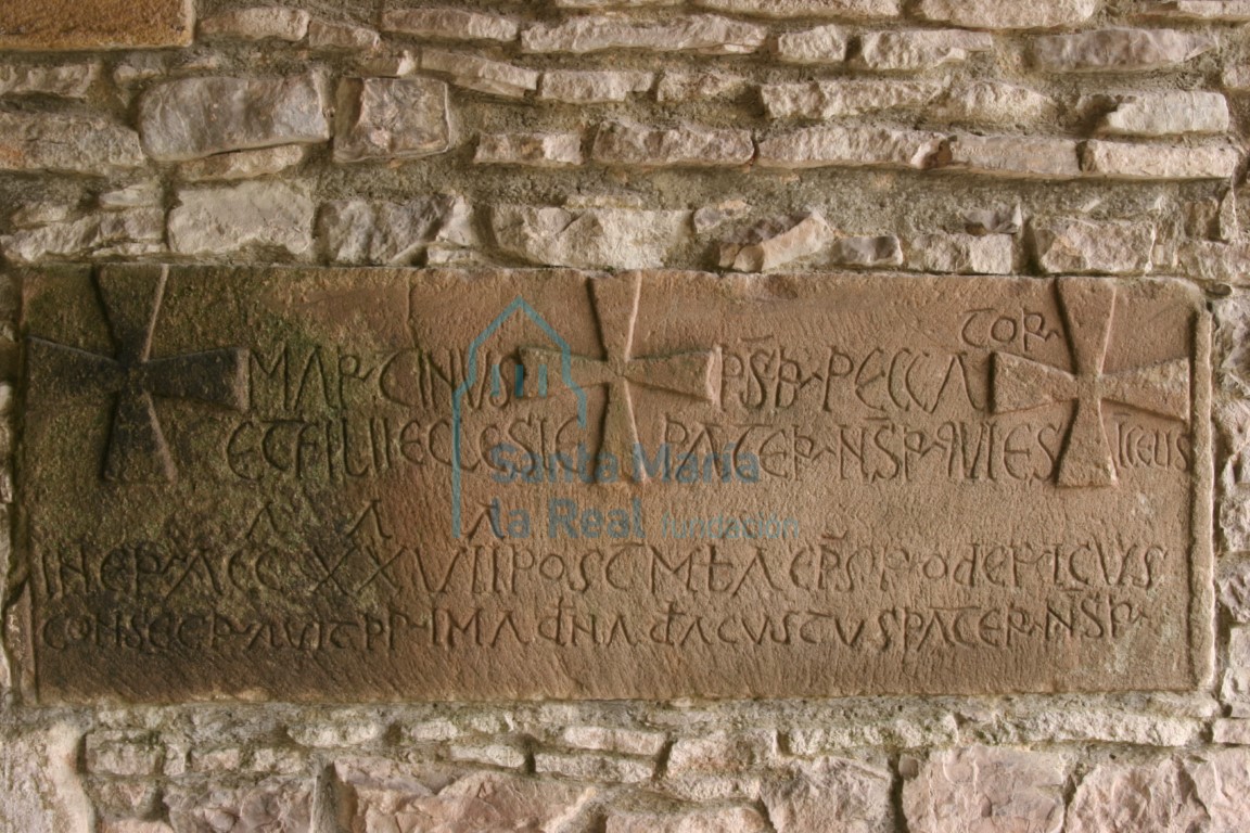 Inscripción incrustada en el muro sur