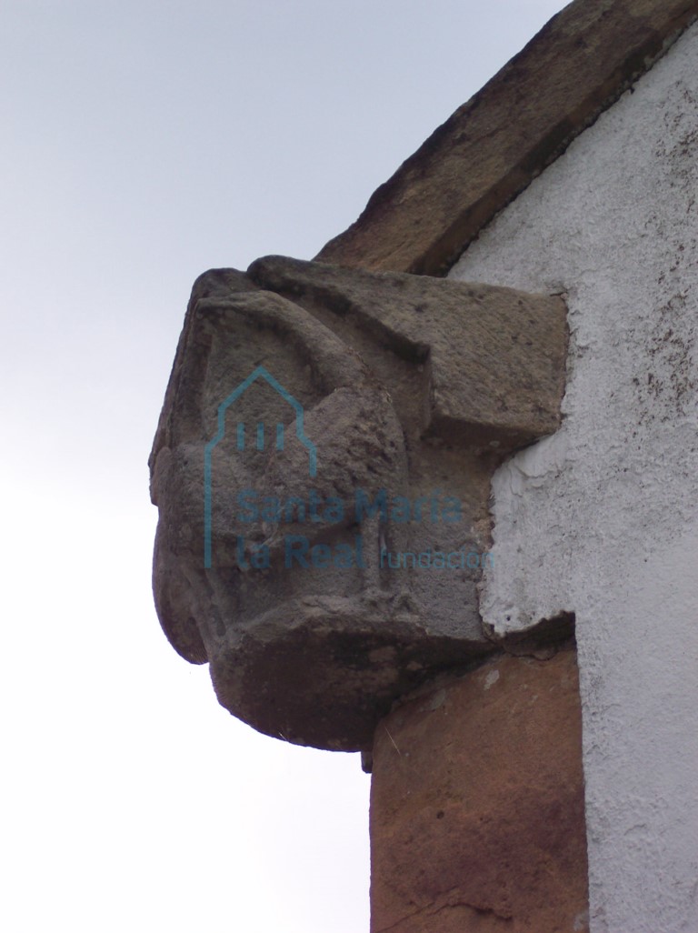 Capitel en la esquina superior izquierda de la fachada. Pareja de aves