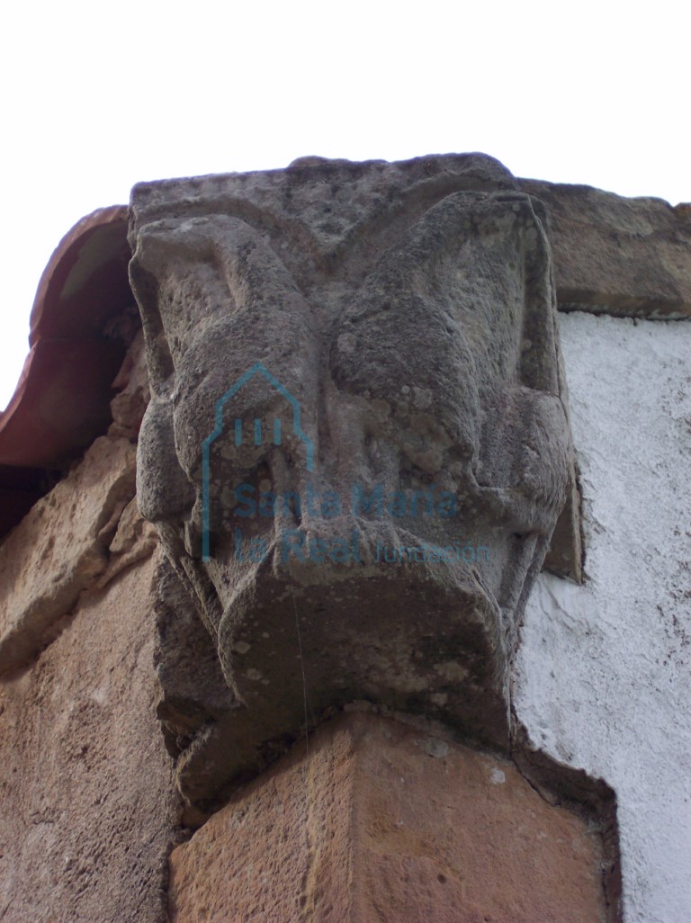Capitel en la esquina superior izquierda de la fachada. Pareja de aves