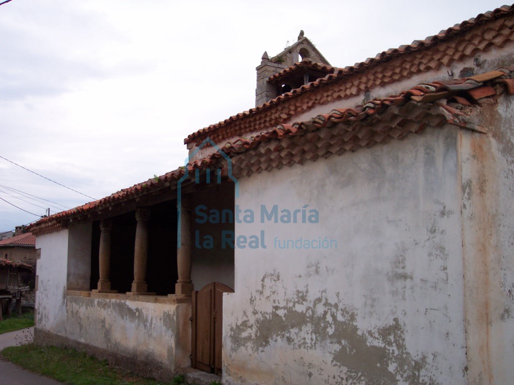 Portico del lado sur de la iglesia