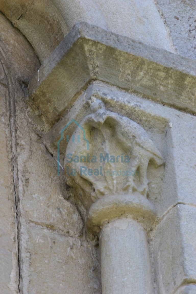Detalle del capitel de la ventana del ábside
