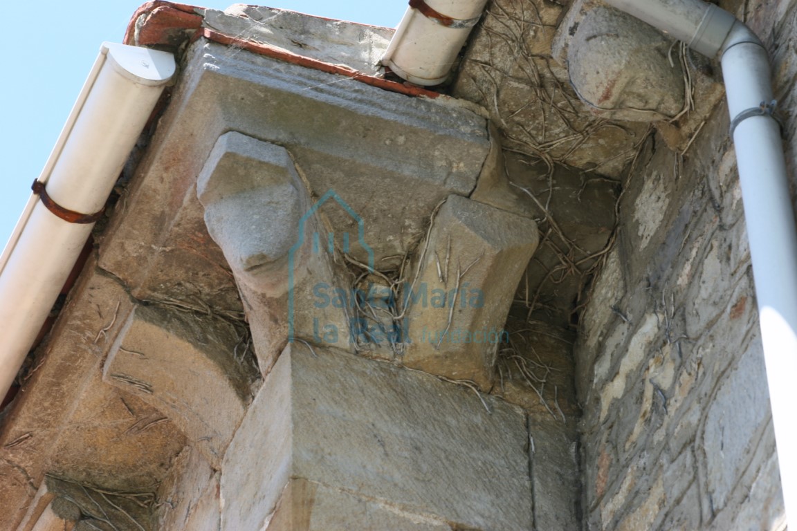 Canecillo de la cabecera