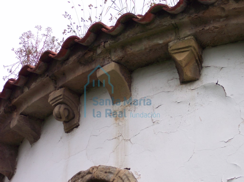 Detalle de los canecillos del exterior del ábside