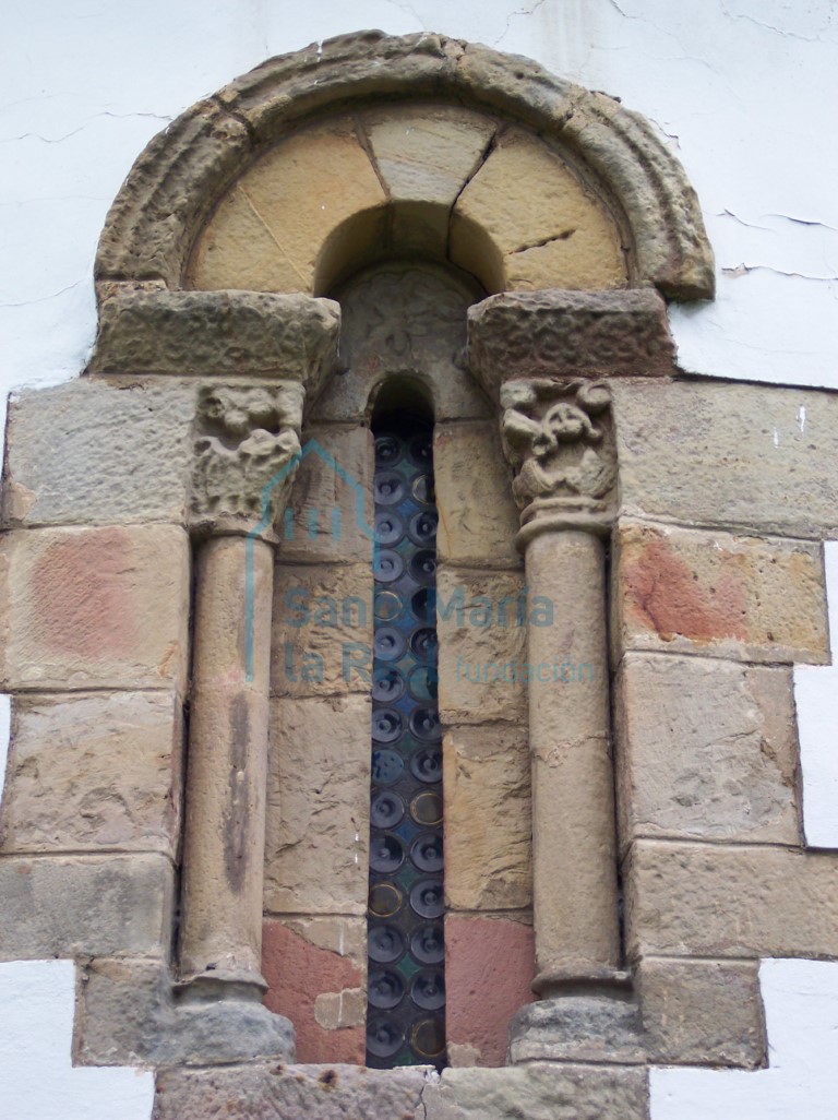 Ventana del ábside vista en el exterior