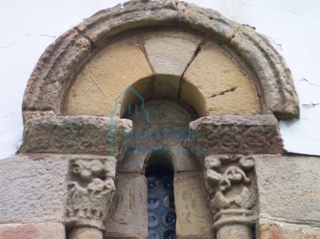 Detalle de la ventana del ábside en el exterior