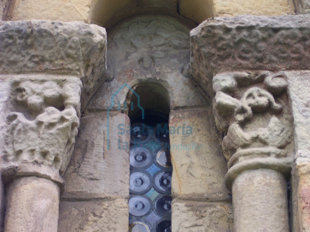Detalle de la ventana del ábside en el exterior