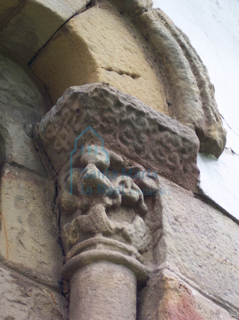Detalle del capitel derecho de la ventana del ábside