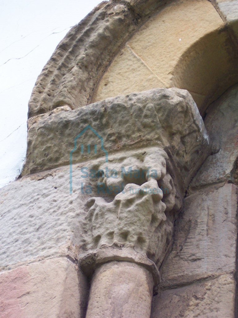 Detalle del capitel izquierdo de la ventana del ábside