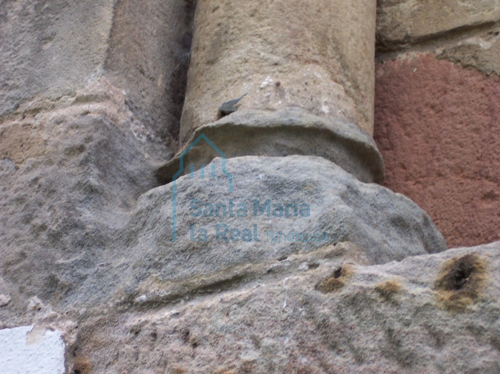 Detalle de la basa izquierda de la ventana del ábside