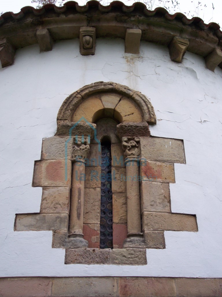 Vista de la ventana del ábside en el exterior