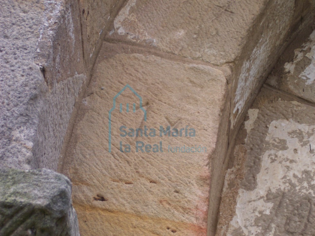 Detalle de marcas de traslado en la portada occidental