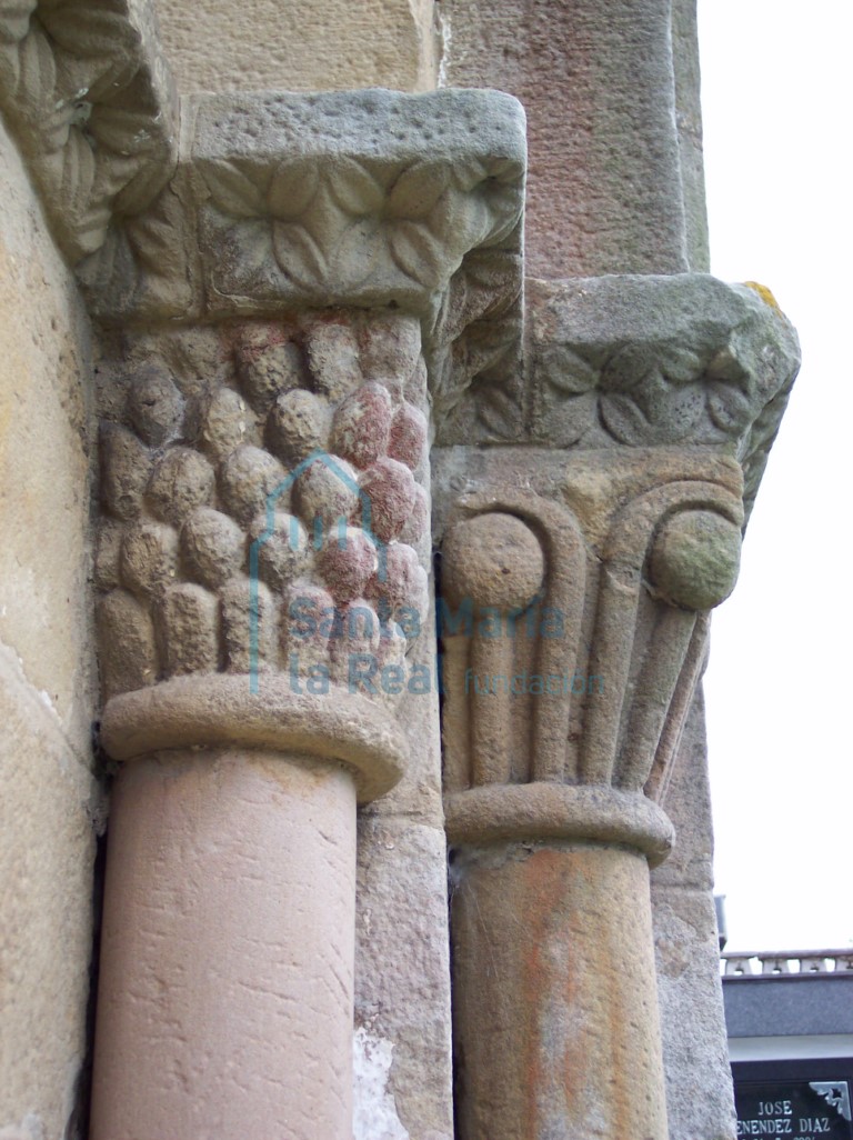 Capiteles del lado derecho de la portada occidental