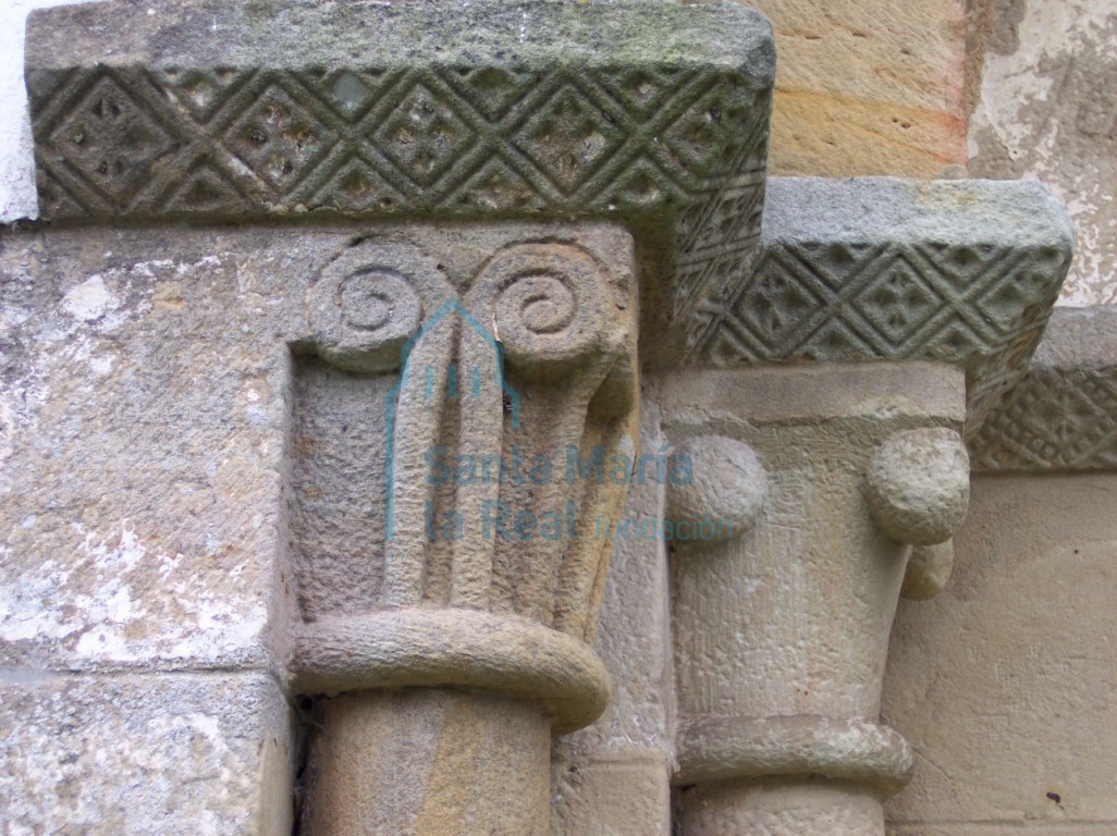 Capiteles del lado izquierdo de la portada occidental