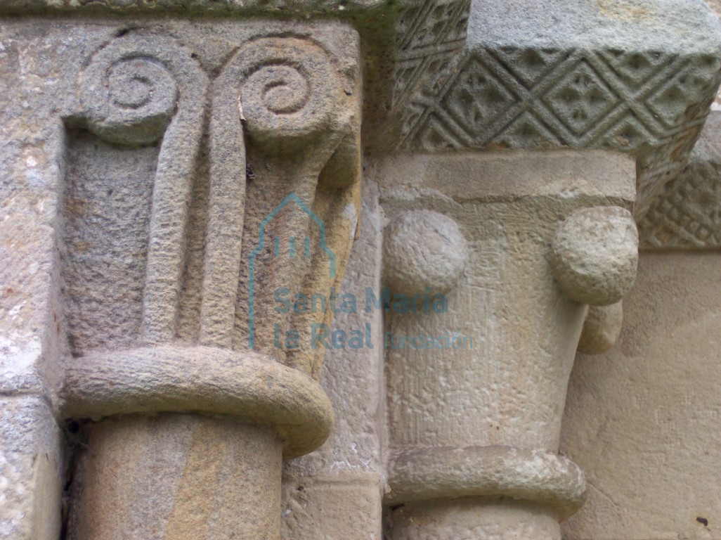 Detalle de los capiteles del lado izquierdo de la portada occidental